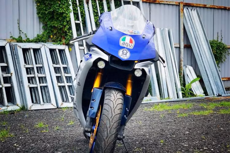 Phần đầu của chiếc xe sau khi được làm mới lại đã khá giống với R1M, bản độ này cũng sử dụng cặp đèn LED siêu sáng nhưng khá nhỏ đặt phía dưới kính chắn gió, giữa mặt nạ là hốc hút gió cỡ lớn tương tự thiết kế trên các mẫu xe đua MotoGP - đáng tiếc là thiếu chi tiết carbon.