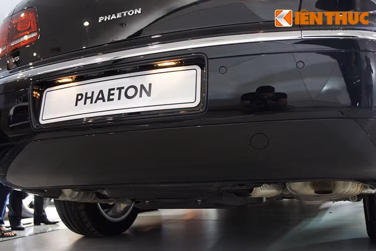 Thuộc thế hệ thứ ba kể từ khi mẫu xe này xuất hiện, Volkswagen Phaeton sở hữu kích thước dài 5.055 mm, rộng 1.903 mm, cao 1.450 mm, chiều dài trục cơ sở 2.881 mm và trọng lượng tổng thể 2.186 kg.