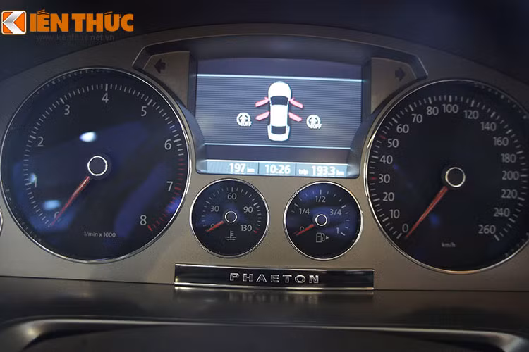 Phaeton còn được tích hợp các tính năng công nghệ như hỗ trợ lái điện tử (Electronic assistance systems), bao gồm điều khiển cường độ đèn pha (Dynamic Light Assist), tự động điều chỉnh khoảng cách (Automatic distance regulation), Front Assist (nhận dạng vật cản), Side Assist (hỗ trợ chuyển làn) và kiểm soát áp suất lốp.