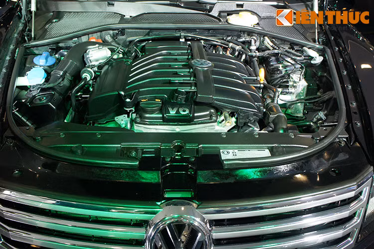 Đi kèm với động cơ là hộp số tự động 6 cấp. Xe có khả năng tăng tốc từ 0 - 100 km/h trong 8,6 giây và đạt vận tốc tối đa 237 km/h. Ngoài ra, xe còn tích hợp camera tích hợp trên gương chiếu hậu có thể phát hiện những biển báo giao thông trên đường và hiển thị thông tin trên màn hình cảm ứng hoặc màn hình đa chức năng...