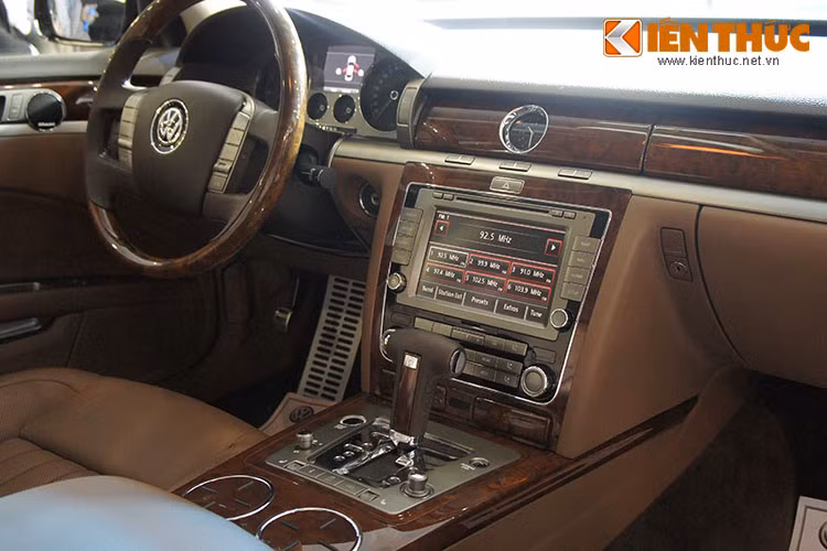 Không gian nội thất của Phaeton sang trọng, hiện đại, nhưng có phần đơn giản so với đối thủ cùng phân khúc sedan hạng sang. Nó khiến người dùng cảm thấy dễ dàng quen thuộc nhưng lại nhanh nhàm chán vì cái chất "vừa quen, vừa lạ". 