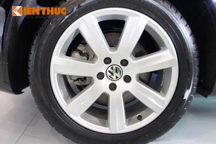 Ở phần đuôi, phần ống xả của xe được giấu khá kín phía dưới đuôi xe, nếu muốn quan sát phải cúi xuống ngó gầm xe mới nhìn thấy được. Xe sở hữu bộ mâm hợp kim 6 chấu, hệ dẫn động 4 bánh toàn thời gian và treo khí nén tự điều chỉnh để phù hợp với điều kiện mặt đường.