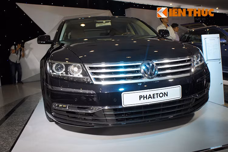 Phaeton là cái tên hoàn toàn mới của Volkswagen tại thị trường Việt Nam. Xe cùng kích thước với Mercedes S-Class và BMW 7-Series, giá bán chính thức là hơn 3,038 tỷ đồng. Những khách hàng muốn sở hữu dòng xe này sẽ phải đặt trước để hãng nhập về Việt Nam.