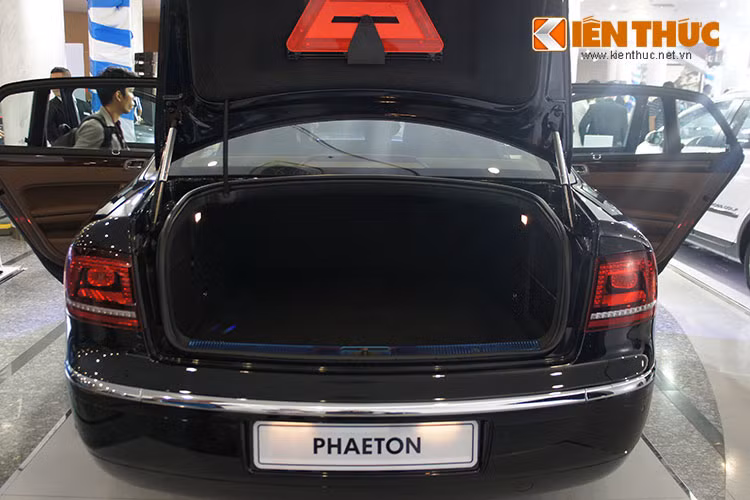 Là dòng sedan cỡ lớn, Phaeton có kích thước dài hơn 5 mét, tạo nên không gian rất rộng ở băng ghế sau và một ngăn hành lý cỡ lớn khá ấn tượng.