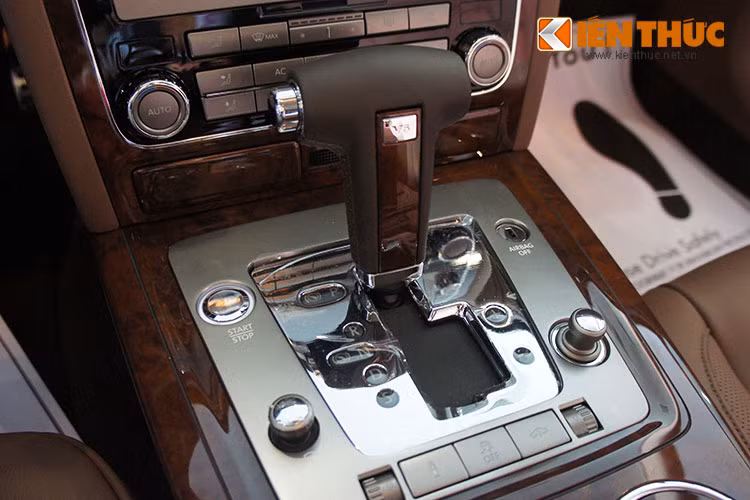 Tại thị trường châu Âu, Phaeton có 4 loại động cơ gồm một động cơ diesel tăng áp và 3 động cơ xăng với các tùy chọn 6, 8 và 12 xi-lanh. Mẫu xe ra mắt tại Việt Nam được trang bị khối động cơ xăng V6, công nghệ phun xăng trực tiếp FSI, dung tích 2.967 phân khối, cho công suất tối đa 247 mã lực tại 4.000 v/p và mô-men xoắn cực đại 497 Nm tại 1.500 v/p.