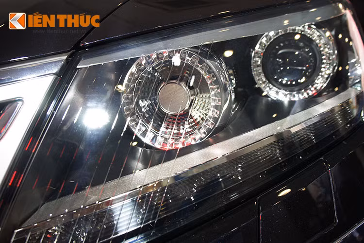 Dàn đèn pha được trang bị dạng đèn bi xenon với điểm nhấn là dãy đèn LED chiếu sáng ban ngày được tạo hình bởi 8 bóng đèn LED nằm sát mép đèn pha, ngoài ra, đèn sương mù được tích hợp ở hai hốc gió trước cũng sử dụng công nghệ LED.