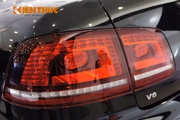 Phần đèn hậu được thiết kế lại với dải đèn LED hình chữ M. Cốp sau có thể đóng và mở tự động bằng chìa khóa (radio key) hoặc bằng cách nhấn nút trên táp-lô.