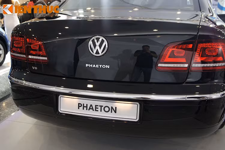 Do đã nhiều năm không được nâng cấp, kể từ năm 2010 - chính vì vậy kiểu dáng của Phaeton có phần với phần đuôi xe thiết kế đơn giản so với các đối thủ trong cùng phân khúc thậm chí bị nhiều người chê rằng nó đã có phần "lạc hậu".