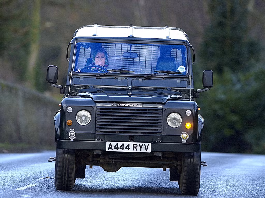 Nữ hoàng Anh Elizabeth II trên chiếc Land Rover Defender 110.