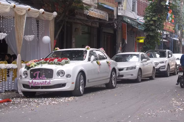 Tâm điểm của đoàn xe là siêu xe sang Bentley Mulsanne trắng muốt. Được biết, đây là chiếc Bentley Mulsanne thuộc sở hữu của một đại gia tại Hải Phòng, tại thị trường Việt Nam, Bentley Mulsanne có gía gần 20 tỷ.