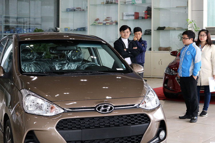 Nếu như loạt xe bán chạy nhất tại thị trường Việt được chi phối bởi các thương hiệu lớn đến từ Nhật Bản và Hàn Quốc, thì nhóm xe ôtô ế ẩm nhất lại có sự đóng góp nhiều hãng xe khác nhau. Ngoài các mẫu xe cũ luôn góp mặt thì còn cả những mẫu xe từng là hàng "hot" trên thị trường.