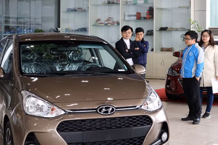 Nếu như loạt xe bán chạy nhất tại thị trường Việt được chi phối bởi các thương hiệu lớn đến từ Nhật Bản và Hàn Quốc, thì nhóm xe ôtô ế ẩm nhất lại có sự đóng góp nhiều hãng xe khác nhau. Ngoài các mẫu xe cũ luôn góp mặt thì còn cả những mẫu xe từng là hàng "hot" trên thị trường.