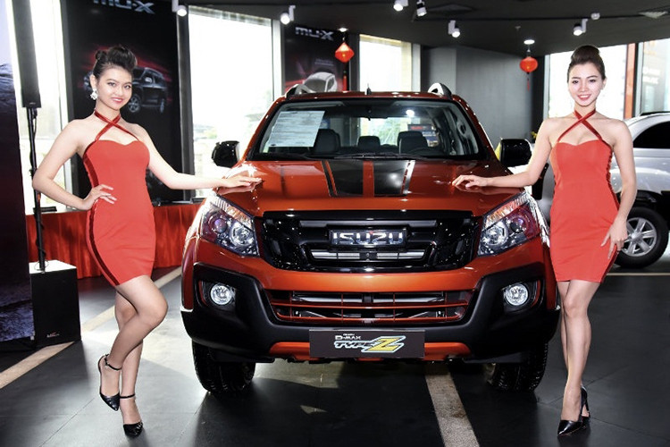 Isuzu D-Max 2018 được nâng cấp tương tự người anh em mu-X. Xe gồm 2 phiên bản động cơ diesel 1.9L và 3.0L thay thế cho động cơ 2.5L cũ, giá bán từ 650 đến 820 triệu đồng. Khá nghiệt ngã khi Isuzu D-Max lại “ngồi cùng chiếu” với các đối thủ sừng sỏ như Ford Ranger, Mazda BT-50, Toyota Hilux... Điều này khiến doanh số D-Max chỉ đạt vẻn vẹn 46 xe trong tháng 11/2018, giảm 8 xe so với tháng 10.