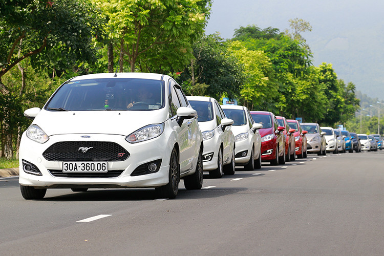 Ford Fiesta từng là một trong những mẫu xe tiềm năng và bán chạy nhất của Ford, tuy nhiên câu chuyện dần vỡ mộng khi Fiesta nhanh chóng gia nhập hàng ngũ xe ế nhất thị trường. Sang tháng 11, Fiesta bán ra 13 xe, chỉ bằng 1/4 so với tháng trước (59 xe). tổng 10 tháng, Fiesta bán được 395 xe, đứng thứ ba trong bảng xếp hạng xe ít khách nhất.