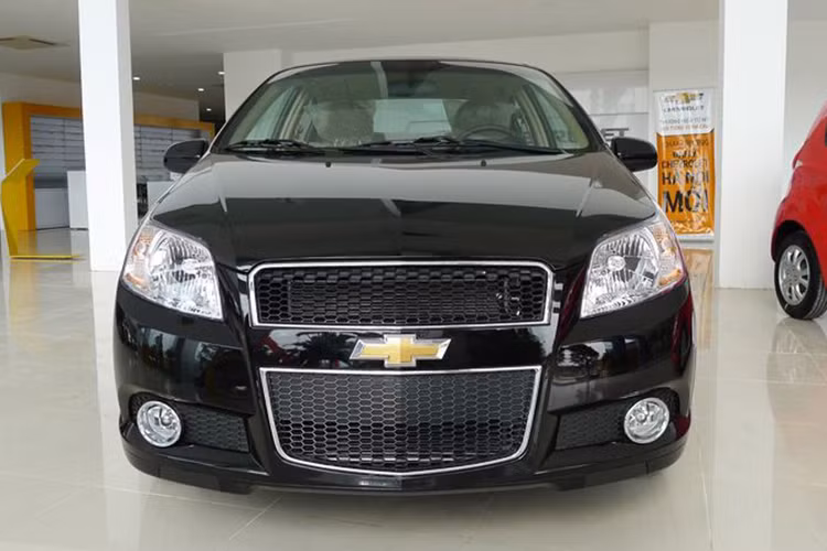 Chevrolet Aveo: Mặc dù là sedan hạng B sở hữu mức giá bán của những mẫu xe hạng A thuộc hàng rẻ nhất, tuy nhiên Aveo chưa bao giờ bán chạy. Trong tháng 11/2018, chỉ 59 chiếc Aveo được bàn giao cho khách hàng. Hiện mãu xe này cũng đã dừng sản xuất tại Việt Nam, sau khi thương hiệu xe Mỹ bàn giao lại cho tập đoàn Vinfast.