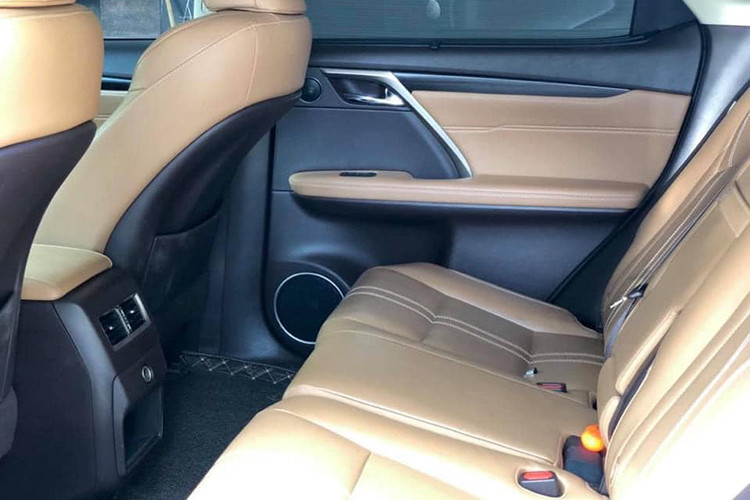 Lexus RX350 sở hữu động cơ V6 3,5l hút khí tự nhiên, cho công suất 290 mã lực và mô-men xoắn 357 Nm, kết hợp hộp số tự động 8 cấp. Cấu hình RX 450hL hybrid kết hợp giữa động cơ V6 3,5 lít với mô-tơ điện, cho công suất tổng cộng 308 mã lực. Hệ dẫn động FWD hoặc AWD tùy chọn có thể phân bổ tới 50% công suất cho trục sau.