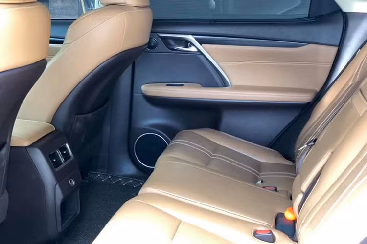 Lexus RX350 sở hữu động cơ V6 3,5l hút khí tự nhiên, cho công suất 290 mã lực và mô-men xoắn 357 Nm, kết hợp hộp số tự động 8 cấp. Cấu hình RX 450hL hybrid kết hợp giữa động cơ V6 3,5 lít với mô-tơ điện, cho công suất tổng cộng 308 mã lực. Hệ dẫn động FWD hoặc AWD tùy chọn có thể phân bổ tới 50% công suất cho trục sau.