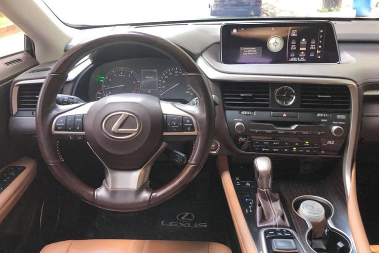 Bên trong nội thất của chiếc xe đã được thiết kế lại với bảng điều khiển trung tâm trực quan và hướng tới người lái nhiều hơn. Nằm phía trên bảng táp-lô là một màn hình lớn tới 12,3 inch. Xe được trang bị ghế ngồi bọc da cao cấp, điều chỉnh điện hoàn toàn, có khả năng nhớ vị trí và hệ thống sưởi/quạt gió. Hệ thống âm thanh hi-end của hãng Mark Levinson nổi tiếng cũng được trang bị.