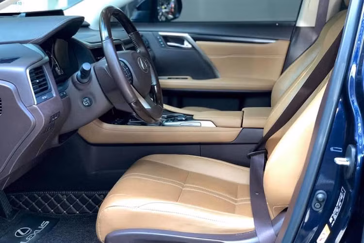 Hệ thống an toàn tiêu chuẩn có cảnh báo va chạm phía trước, phát hiện người đi bộ, hỗ trợ giữ làn đường, kiểm soát hành trình thích ứng, camera 360 độ và cảnh báo điểm mù, hệ thống Lexus Park Assist,... Đặc biệt cốp sau trên RX350L có thể mở dễ dàng chỉ bằng một thao tác vô cùng đơn giản đó là đặt tay vào biểu tượng logo Lexus mà không cần chạm.