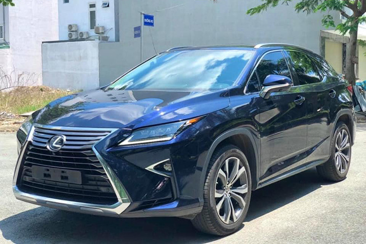Giá xe Lexus RX350 2018 khi mới ra mắt tại Việt Nam bán ra chính hãng hơn 4,1 tỷ đồng và khi lăn bánh là hơn 4,6 tỷ đồng. Chiếc xe trong bài viết này hiện đang được chủ nhân chào bán khoảng hơn 3,5 tỷ đồng. Lexus RX tại thị trường Việt Nam sẽ cạnh tranh với các đối thủ như Mercedes GLE Class, BMW X6, Audi Q7...