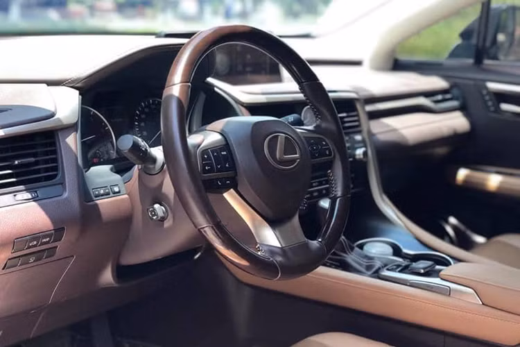 Xe được trang bị cửa sổ trời đóng mở bằng điện, nhưng chỉ có diện tích kéo dài tới hàng ghế trước. Vô lăng thể thao 3 chấu bọc da cao cấp được thiết kế tiện lợi với nhiều nút bấm thông minh, tiện dụng. Bên cạnh đó, xe còn sở hữu Touchpad điều khiển màn hình được Lexus bố trí bên dưới, cùng với núm chuyển đổi các chế độ lái, hệ thống ổn định điện tử...