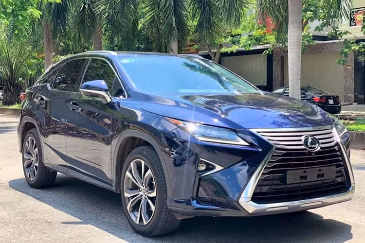 Lexus RX là dòng xe SUV/Crossover hạng sang cỡ trung (mid-size luxury crossover SUV) của thương hiệu Lexus, trực thuộc hãng xe Toyota Nhật Bản. Ra mắt từ năm 1998, dựa trên nền tảng chiếc Toyota Highlander, mẫu xe sang Lexus RX350 được đánh giá là bán chạy nhất của thương hiệu này. Đáng chú ý, mức khấu hao của xe sau bán lại cũng khá thấp.
