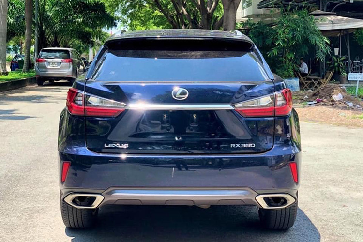 Điểm khác biệt ở ngoại thất của Lexus RX350 phiên bản 2018 so với thế hệ trước nằm ở phía đuôi xe, nơi xuất hiện thêm đường viền kim loại. Xe được trang bị vành 20 inch, chiều dài tăng thêm 110 mm so với trước đó để tạo không gian cho hàng ghế thứ ba. Cụm đèn phía sau xe tạo hình chữ L với các bóng đèn LED thời thượng được thiết kế gọn gàng và vương vức hơn trước, ống xả 2 bên được mạ chrome sáng bóng.