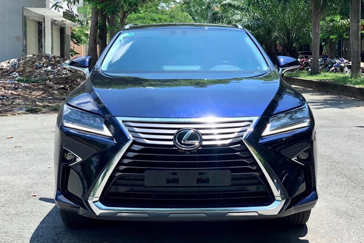 Chiếc Lexus RX350 đời cũ trong bài viết này đang được chủ nhân tại Hà Nội chào bán trên sàn xe cũ với oddo lăn bánh khoảng 30.000km. Về ngoại thất, xe sở hữu nước sơn tối màu nhưng lại đổi màu khi đi ngoài nắng sáng. Phần đầu xe sở hữu lưới tản nhiệt hình con suốt đặc trưng, đèn pha LED và đèn chiếu sáng ban ngày LED hình chữ L.