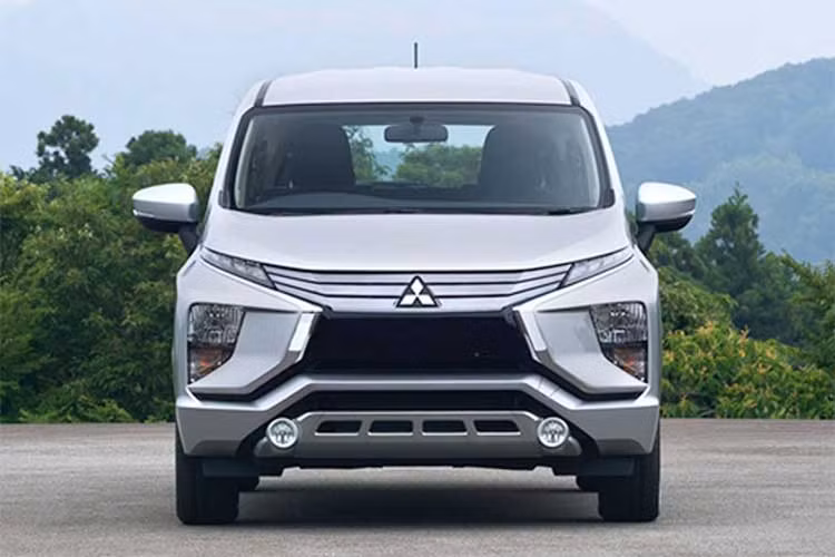 Thiết kế đầu xe của mẫu MPV được lấy cảm hứng từ mẫu xe Mitsubishi XM Concept từng trình làng trong triển lãm Gaikindo diễn ra tại Indonesia 2016, tuy nhiên phần đèn pha halogen lịa được đặt phía dưới trong khi đèn định vị dạng LED được thiết kế mỏng nằm phía trên.
