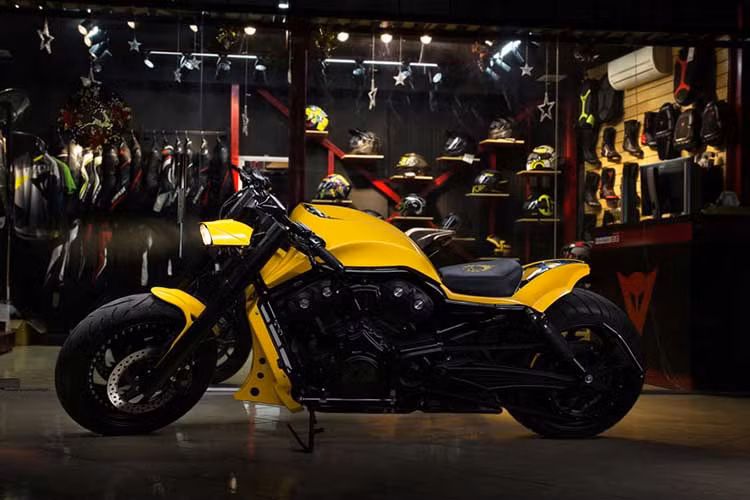 Ở phía sau, chiếc xe cũng có mâm 3 cánh kép nhưng có bề rộng cực lớn, khiến chủ xe có thể lắp được lốp siêu rộng với kích thước 330/30. So với bánh trước, đường kính mâm bánh sau giảm xuống 1 inch, chỉ còn 17 inch.