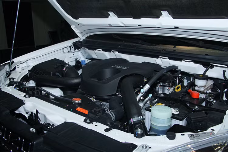 Isuzu MU-X tại Việt Nam hiện vẫn được trang bị động cơ dầu tiêu chuẩn khí thải Euro 2. Loại 2,5 lít cho công suất 136 mã lực và mô-men xoắn 320 Nm, kết hợp hộp số sàn 5 cấp. Động cơ 3 lít có công suất 163 mã lực và mô-men xoắn 380 Nm, đi cùng hộp số bán tự động 5 cấp. Được biết, sắp tới Isuzu MU-X bản nâng cấp facelift sẽ được đưa về nước.