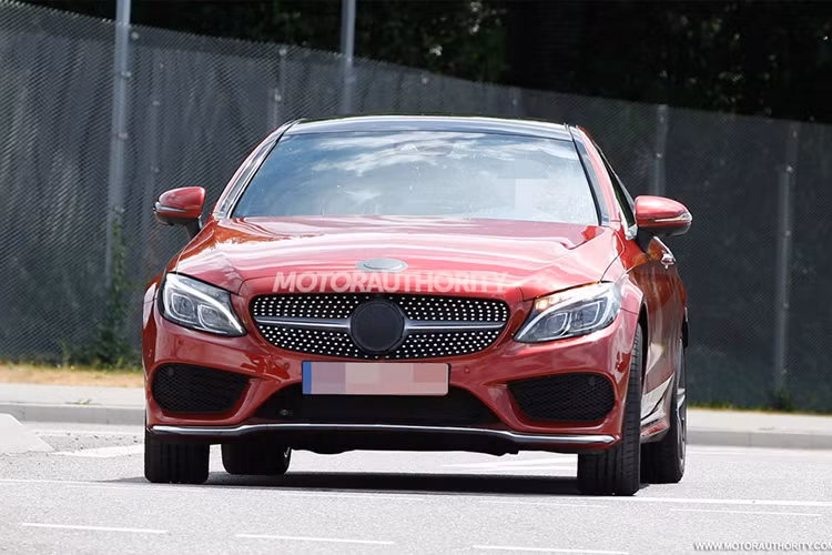 Tất cả phiên bản đều được trang bị hộp số tự động 7 cấp. Khách hàng có thể lựa chọn hệ dẫn động cầu sau cơ bản hoặc hệ dẫn động 4 bánh 4Matic cao cấp hơn.