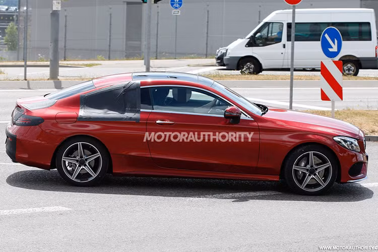 Về mặt cơ khí, C-Class Coupe hoàn toàn tương đồng với bản Sedan, từ model cơ bản đến phiên bản hiệu suất cao C63, C63 S. 