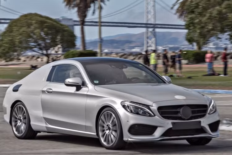C-Class Coupe có ngoại thất tương tự như bản sedan, dù những đường nét bo tròn rõ ràng là được lấy cảm hứng từ đàn anh S-Class Coupe.