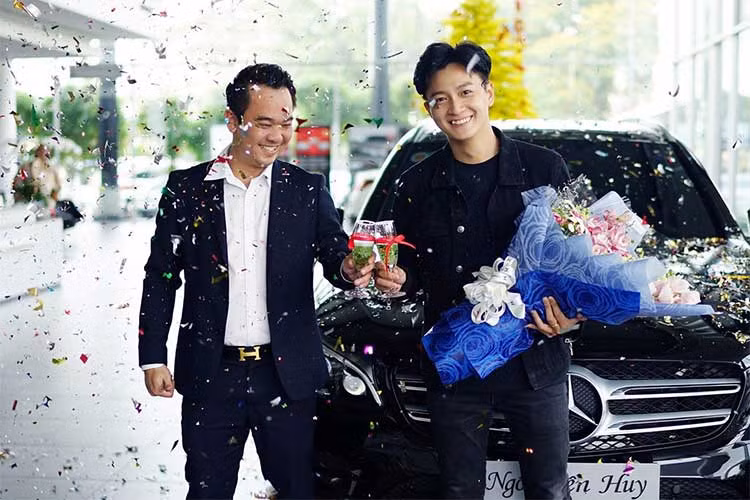 GLC có kích thước dài x rộng x cao tương ứng 4.656 x 1.890 x 2.870 (mm) tức là lớn hơn so với người tiền nhiệm GLK. Không những thế GLC còn có chiều dài cơ sở hơn BMW X3 tới 60 mm. Phần đầu của xe thiết kế nổi bật với lưới tản nhiệt thanh đôi nằm ngang, cụm đèn pha cỡ lớn tích hợp đèn chiếu sáng ban ngày dạng LED.