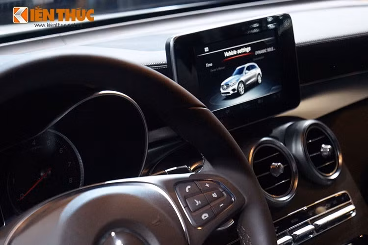 Hệ thống âm thanh với đầu đọc CD, màn hình màu TFT 7-inch, bộ thu sóng phát thanh, kết nối Bluetooth, trình duyệt Internet. Touchpad điều khiển cảm ứng trên bệ trung tâm,đầu đọc thẻ cho hệ thống dẫn đường và định vị vệ tinh toàn cầu GPS, cổng kết nối truyền thông đa phương tiện phía dưới tựa tay trung tâm, hỗ trợ các thiết bị giải trí di động. 