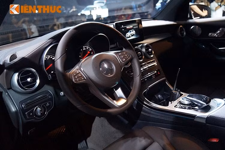Bên trong nội thất, Mercedes GLC 300 gây ấn tượng mạnh với khoang nội thất sáng trọng, điểm nhấn của nội thất chính là bảng điều khiển liền khối cùng toàn bộ chất liệu cao cấp làm từ da, gỗ và hợp kim nhôm. Ghế người lái và hành khách phía trước điều chỉnh điện, bộ nhớ 3 vị trí cho ghế trước, tay lái và gương chiếu hậu bên ngoài...