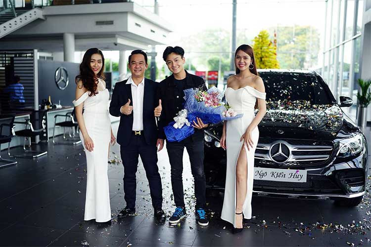 Mercedes-Benz GLC 300 4MATIC là một trong 4 phiên bản của GLC-Class đang được phân phối chính hãng tại thị trường Việt Nam, cùng với GLC 250 4MATIC, AMG GLC 43 4MATIC và GLC 300 4MATIC Coupe. Mẫu xe này nằm trong phân khúc SUV hạng sang Mercedes, kế thừa những thành công của "đàn anh" GLK trước đó.