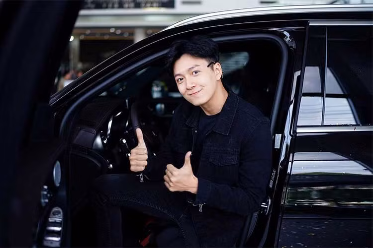 GLC 300 được hãng xe Mercedes-Benz trang bị động cơ I4 2.0L 245 mã lực. Hộp số tự động 9 cấp 9G-TRONIC đi kèm hệ dẫn động 4MATIC. Đặc biệt, mô-men xoắn cực đại 350 và 370 Nm trên cả hai động cơ đều đạt được ngay từ vòng tua máy 1.200 vòng/phút. Mức tiêu thụ nhiên liệu khoảng 6,5l/100km.