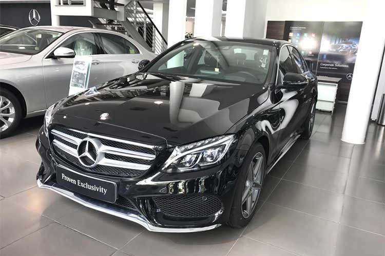 Xe sở hữu cửa sổ trời siêu rộng panoramic, đèn viền nội thất 3 màu cùng hệ thống âm thanh vòm Burmester 13 loa, công suất 590 watt. Hệ thống dẫn đường và định vị vệ tinh toàn cầu GPS tích hợp bản đồ Việt Nam... Xe được trang bị hệ thống hỗ trợ phòng ngừa va chạm với chức năng hỗ trợ tự động giảm tốc cho xe, camera lùi hỗ trợ người lái.