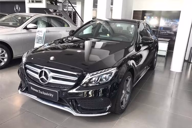 Xe sở hữu cửa sổ trời siêu rộng panoramic, đèn viền nội thất 3 màu cùng hệ thống âm thanh vòm Burmester 13 loa, công suất 590 watt. Hệ thống dẫn đường và định vị vệ tinh toàn cầu GPS tích hợp bản đồ Việt Nam... Xe được trang bị hệ thống hỗ trợ phòng ngừa va chạm với chức năng hỗ trợ tự động giảm tốc cho xe, camera lùi hỗ trợ người lái.