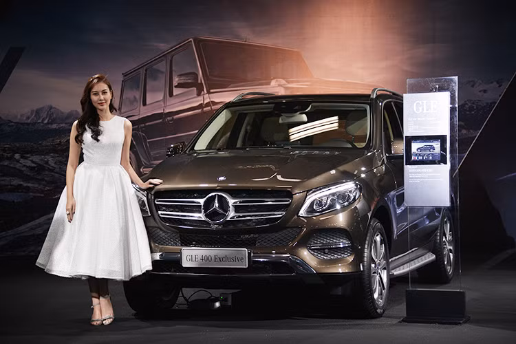 Nhân dịp kỷ niệm 50 năm thành lập thương hiệu Mercedes-AMG, khi mua các mẫu xe Mercedes-AMG GT S, S 500 Coupé, S 500 Cabriolet, khách hàng sẽ nhận được 1 món quà vô giá từ Mercedes- AMG: chuyến đi trải nghiệm “Spirit of AMG” dành cho 2 người tại vùng Affalterbach – đại bản doanh của Mercedes-AMG.