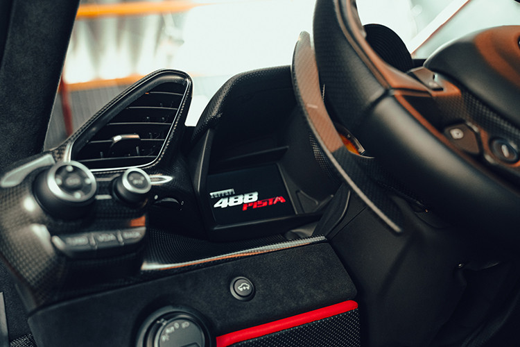 Ngoài động cơ V8 tăng thêm 50 mã lực so với 488 GTB, Ferrari 488 Pista còn có trọng lượng "giảm cân" khoảng 90 kg so với bản tiêu chuẩn, những điều này đã giúp Ferrari 488 Pista chỉ mất thời gian 2,85 giây là có thể tăng tốc từ 0-100 km/h trước khi đạt vận tốc tối đa 330 km/h.