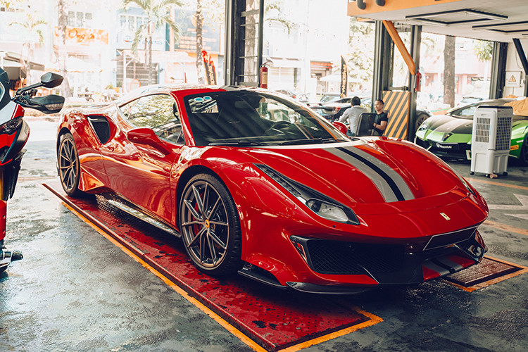 Hiện tại, siêu xe Ferrari 488 Pista đã dừng sản xuất để nhường dây chuyền sản xuất lại cho phiên bản Ferrari F8. Hiện chủ tịch Tring Nguyên - ông Đặng Lê Nguyên Vũ đang sở hữu tới hơn 30 chiếc siêu xe Ferrari, và con số sẽ tăng thêm nữa.