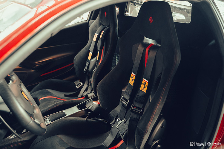 Mức giá xe Ferrari 488 Pista lúc được ra mắt khoảng 7,7 tỷ đồng, theo giới mê xe chia sẻ, chiếc Ferrari 488 Pista Coupe độc nhất Việt Nam có giá lăn bánh trên 18 tỷ đồng, giá xe rẻ là do siêu ngựa này được đăng ký biển số NG.