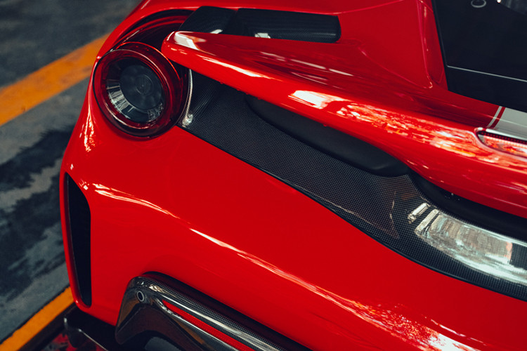 Chiếc 488 Pista này sở hữu màu đỏ Rosso Corsa truyền thống của Ferrari. Ferrari 488 Pista sở hữu thiết kế thể thao cực đoan và được tối ưu hóa tính khí động học, giúp mang lại trải nghiệm vận hành ở mức cao nhất cho người lái, cùng với đó là được thừa hưởng nhiều công nghệ từ những chiếc xe đua 488 GTE và 488 Challenge.