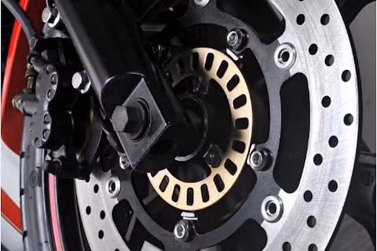 Hệ thống phanh trước của chiếc môtô thể thao RZ35 sử dụng heo 2 piston trang bị hệ thống chống bó cứng ABS, với đĩa phanh đường kính 298 mm. Góc lái tối thiểu mà chiếc xe đạt được là 18 độ. Phanh sau bao gồm heo 1 piston, đương nhiên với đĩa đường kính 220 mm. Các thông số của RZ35 như trọng lượng 160 kg, chiều cao yên 780 mm.