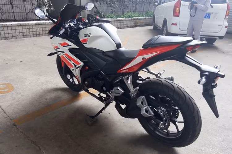 Dù có kiểu dáng bên ngoài được nhái y hệt mẫu xe môtô thể thao của Yamaha nhưng XGJAO vẫn không thể copy chuẩn khối động cơ trên R3 thật. RZ35 cũng sở hữu động cơ 320 cc làm mát bằng chất lỏng, nhưng chỉ có 1 xi-lanh và 2 xú-páp SOHC, thay vì 2 xi-lanh và DOHC như xe thật.