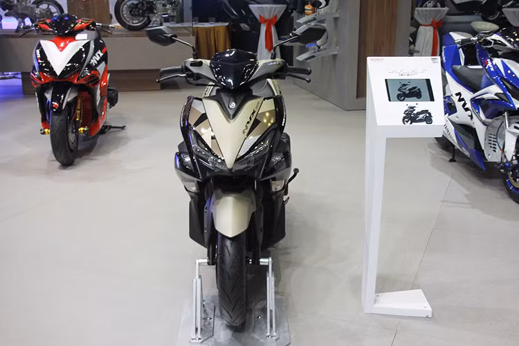 Tại triển lãm môtô xe máy Việt Nam 2017 mới kết thúc cách đây chưa lâu, Yamaha Việt Nam đã trưng bày mẫu xe tay ga NVX 155 bản đặc biệt mà không loan báo một cách rầm rộ. Mẫu xe mới này được thay đổi với loạt tem mới ngầu hơn và đặc biệt là phuộc sau khác biệt.