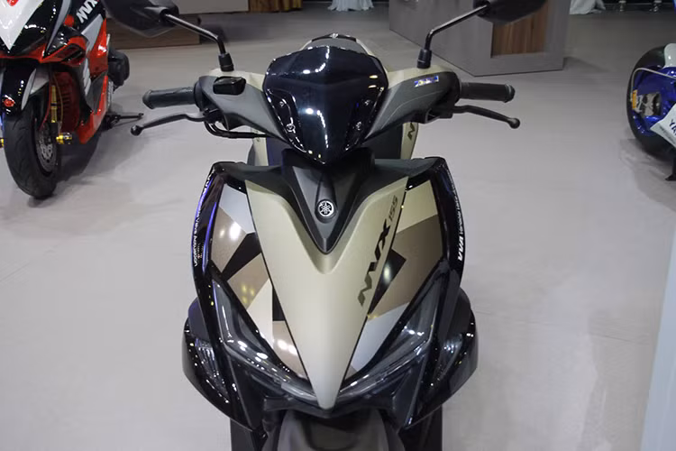 Sự xuất hiện của chi tiết phuộc sau có bình dầu được đồn đoán là một cách khắc phục của Yamaha trước lùm xùm phuộc cong và một trường hợp gãy phuộc do tự xiết ống bắt phuộc hồi tháng 4/2017. Yamaha Việt Nam đã từng khẳng định hiện tượng phuộc cong, “phát ra tiếng” khi vận hành là bình thường, không ảnh hưởng tới chất lượng xe.